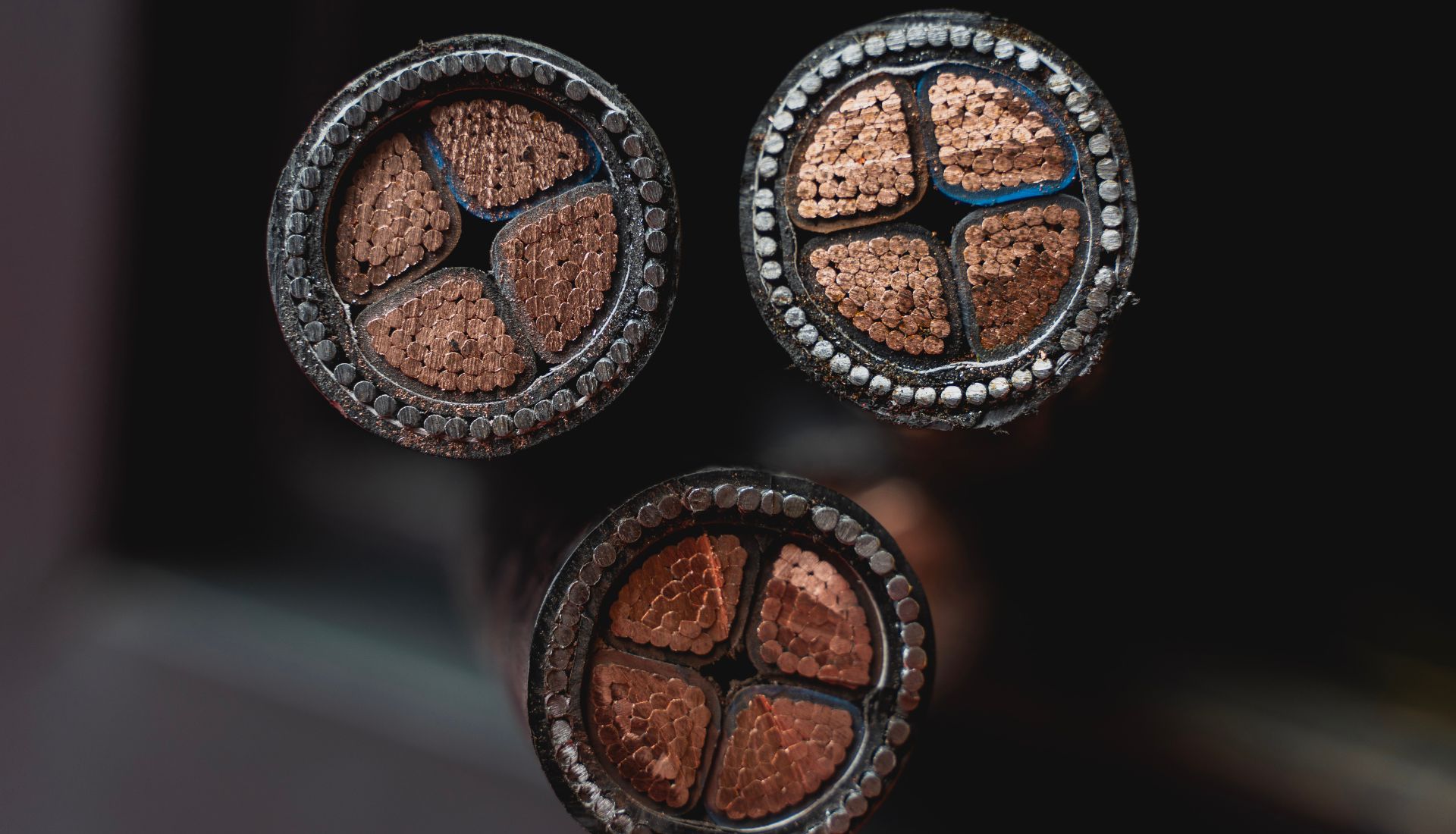 En este artículo aprenderemos qué son los cables armados, describiendo su estructura, materiales, ventajas y aplicaciones específicas dentro de las instalaciones eléctricas industriales, comerciales y residenciales.