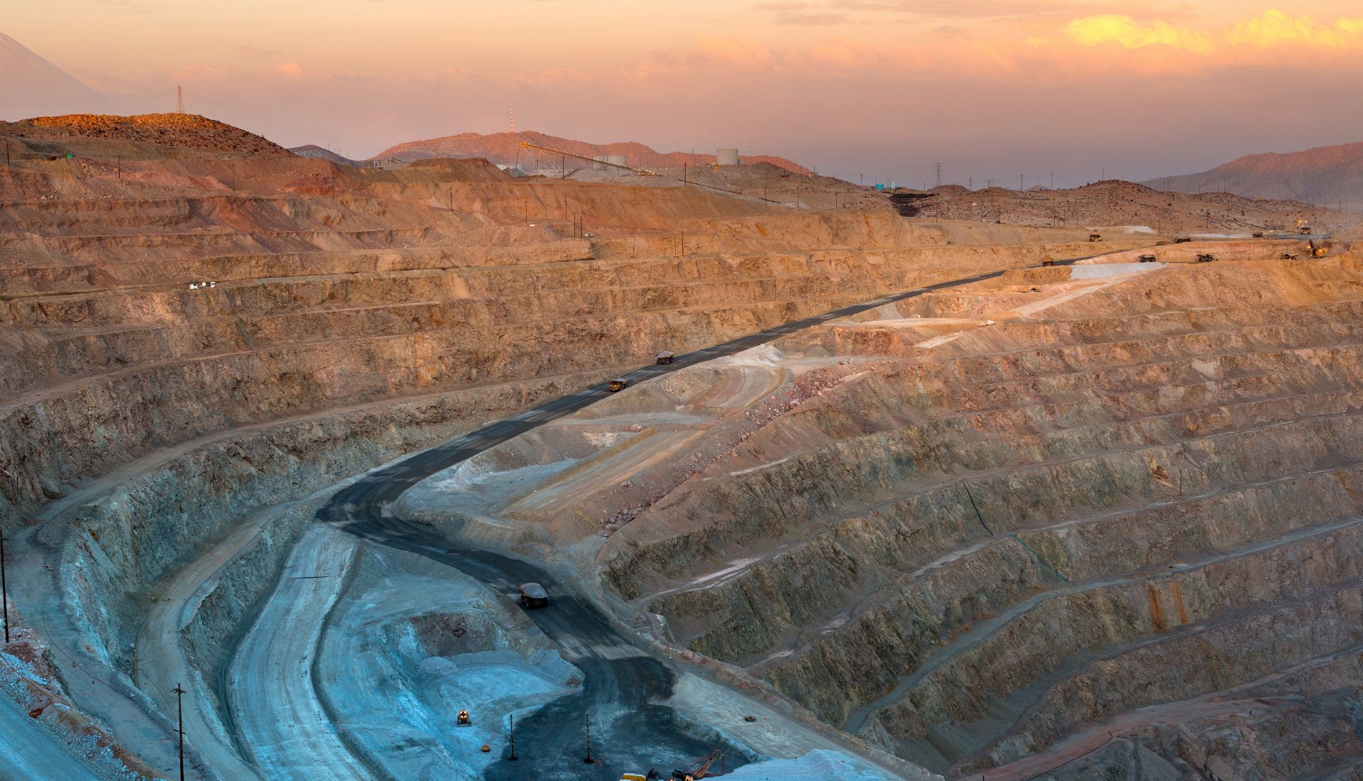 Descubre la industria minera en Perú: sus actividades, características claves, procesos técnicos y el futuro de este motor económico.