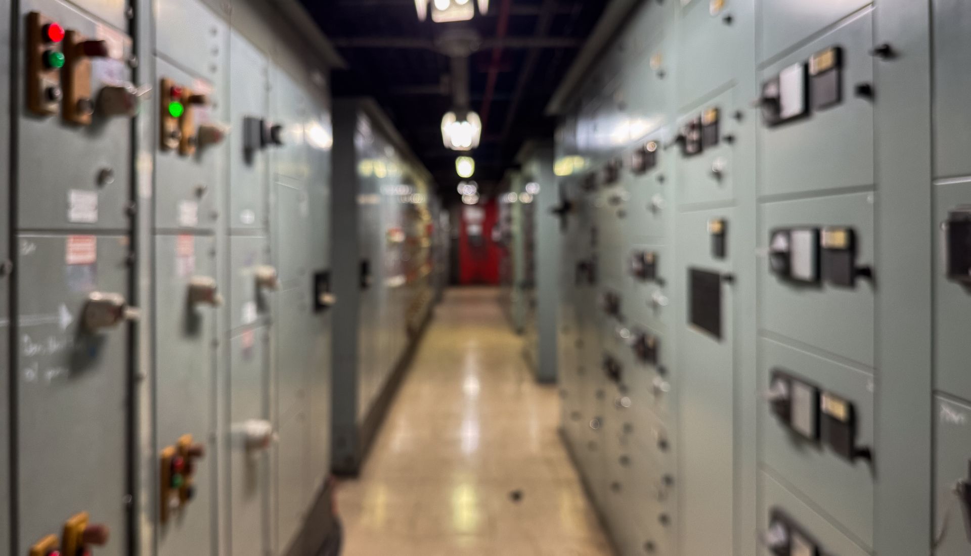 Descubre qué es un centro de control de motores (CCM), cómo funciona y cuándo implementarlo para mejorar la seguridad y eficiencia industrial.